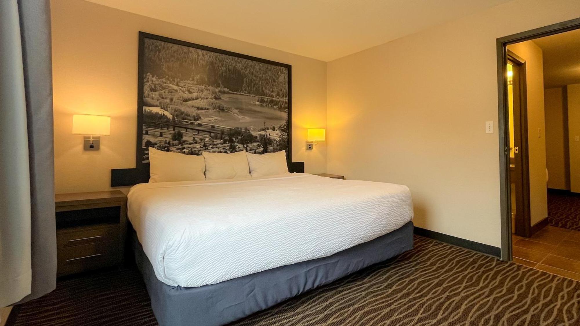Super 8 By Wyndham Revelstoke Bc Motel Bagian luar foto