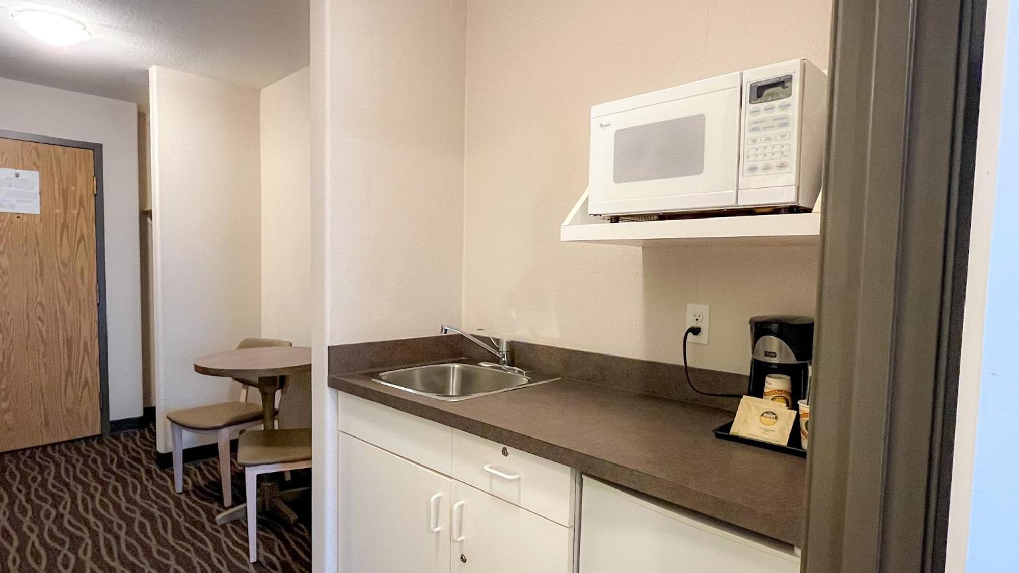 Super 8 By Wyndham Revelstoke Bc Motel Bagian luar foto
